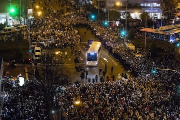 La afición blanca se congregó en los aledaños del estadio para esperar la llegada del autobús del equipo. El ambiente resultó espectacular.