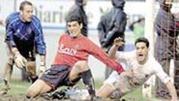 <b>CHOCOLATE.</b> No era un día para exquisitos, como demuestra el lamentable estado de las áreas y otras zonas del césped.