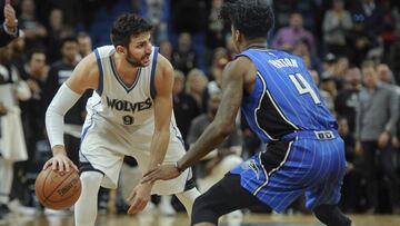 MSP09. MINNEAPOLIS (EE.UU.), 30/01/2017.- El espa&ntilde;ol Ricky Rubio (i) de Minnesota Timberwolves avanza junto a Elfrid Payton (d) de Orlando Magic hoy, lunes 30 de enero de 2017, al final de un juego de la NBA en Target Center en Minneapolis (EE.UU.). EFE/CRAIG LASSIG