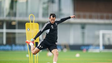 El centrocampista argentino Augusto Solari golpea el balón durante un entrenamiento del Celta.