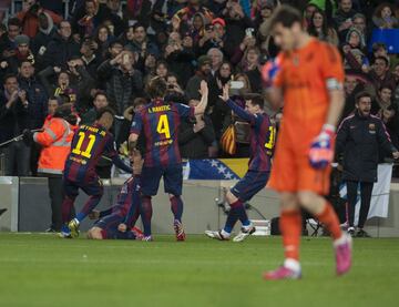 Jornada 28 de la Liga BBVA. El Barcelona ganó 2-1 al Real Madrid con goles de Mathieu y Luis Suárez para los cules y Cristiano Ronaldo para los madridistas. En la imagen, los jugadores del Barcelona celebran la victoria.