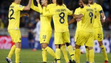 Los jugadores felicitan a Denis Suárez.