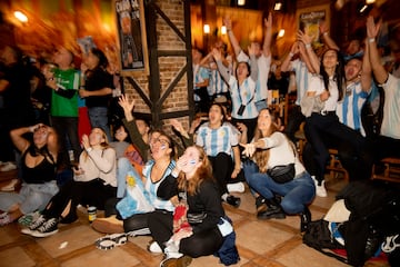 Después de un partido lleno de tensión, los seguidores argentinos explotan de alegría tras ver a su selección Campeona del Mundo.