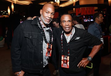 Los exboxeadores Lennox Lewis y Sugar Ray Leonard.