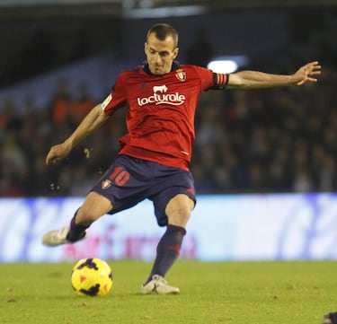 Buque insignia de Osasuna durante muchos años. Jugador aguerrido y fundamental en el centro del campo, compagino sus primeros pasos en el fútbol semiprofesional con el trabajo en una fábrica. Debutó en Primera el 26 de agosto de 2001 y puede presumir de ser el jugador que más veces ha vestido la camiseta de Osasuna en su historia, un total de 513. El 23 de mayo de 2014 anunciaba de manera oficial su retirada, con el sabor amargo de no poder dejar al equipo de su vida en Primera.