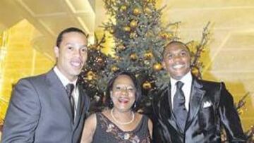 <b>FELICES. </b>Ronaldinho y Etoo escoltan a Miguelina, la madre del jugador brasileño.