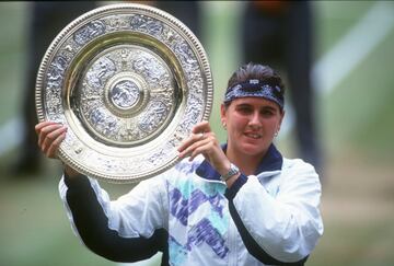 Conchita Martínez con al ensaladera de Wimbledon de 1994. En la final venció a la estadounidense Martina Navratilova 6-4, 3-6 y 6-3.