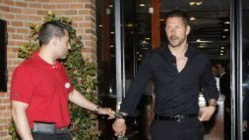 FELIZ. Simeone sale del restaurante De María de Felix Boix para atender a las cámaras de AS.tv cuando estaba cenando sobre las 2:30 horas.