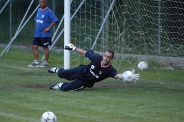 알바세테에서의 그의 시간은 그를 곧바로 프리미어 리그와 아르센 벵거의 아스날로 데려갔습니다. Almunia는 Celta de Vigo에서 임대로 도착했습니다 (그는 Recreativo de Huelva에서 뛰었지만). 첫째, 세자르 페란도 감독의 확실한 선발 투수는 아르헨티나의 카를로스 로아다. 그러나 Roa의 질병으로 인해 시즌 중반에 소유권의 문이 열렸습니다. Wenger는 Jens Lehmann의 대체자 또는 경쟁자를 찾고 있었고 La Mancha 측에서 Navarrese 골키퍼의 반사 신경과 발놀림에 중점을 두었습니다.
