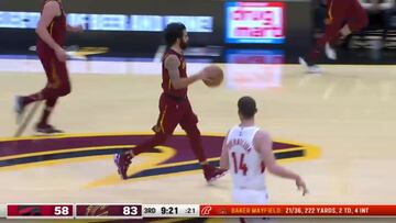 Ricky, andando con la pelota y mirando por el rabillo del ojo... Imaginen la 'maldad'