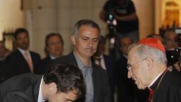 <b>FELICITADOS. </b>Rouco felicitó a Mourinho, Casillas (haciéndole una reverencia) y Sergio Ramos.