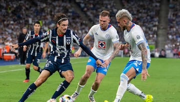 MONTERREY (MÉXICO), 13/07/2024.- Jordi Cortizo (i), del Monterrey, disputa el balón con Carlos Rotondi (c) y Gonzalo Piovi (d), del Cruz Azul, este sábado, durante un partido correspondiente a la jornada 2 del Torneo Apertura 2024 celebrado en el estadio BBVA de la ciudad de Monterrey. EFE/Miguel Sierra