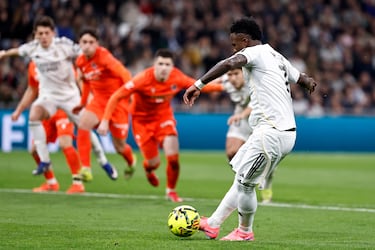 4-1. El delantero brasileño dispara a la derecha de Alejadro Remiro para anotar el cuarto gol del conjunto blanco.