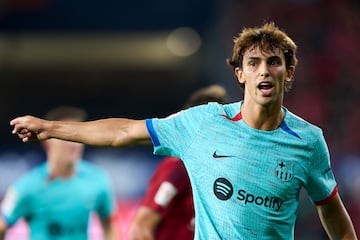 La cesi¨®n m¨¢s espinosa de todas. Hubo que esperar al ¨²ltimo d¨ªa de mercado para que el Barcelona pudiese inscribir al portugu¨¦s, que apost¨® todo por acabar de blaugrana. En la operaci¨®n renov¨® con el Atl¨¦tico hasta 2029, aunque de su rendimiento depender¨¢ lo que ocurra en el futuro. La idea de todas las partes era desligarse del conjunto rojiblanco, pero no hubo ofertas de traspaso importantes. Su sue?o era jugar en el Bar?a y tiene esta temporada la oportunidad de lucir. Si lo hace, puede llevar a Laporta a hacer un esfuerzo por un jugador que siempre ha gustado en la Ciudad Condal. Durante el pr¨¦stamo en el Chelsea su valor continu¨® cayendo.