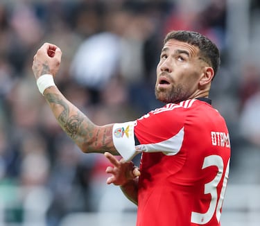 FC Porto (2010-14 | 17 partidos) | Manchester City FC (2015-20 | 39 partidos) | SL Benfica (2020-actualidad | 40 partido) | El defensa central argentino ha jugado 96 encuentros con tres clubes diferentes en los que ha marcado 2 goles. 