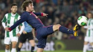 El centrocampista del Barcelona Sergi Roberto persigue el bal&oacute;n durante el partido ante el C&oacute;rdoba correspondiente a la vuelta de octavos de final de la Copa del Rey, disputado esta noche en el Camp Nou. 