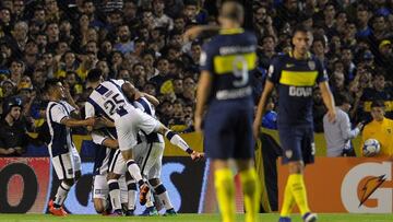 Talleres&#039; forward Victorio Ramis (unseen) celebrates with teammates after scoring the team&#039;s first goal against Boca Juniors during their Argentina First Division football match at La Bombonera stadium, in Buenos Aires, on March 19, 2017.
 Talleres defeated Boca Juniors by 2-1. / AFP PHOTO / ALEJANDRO PAGNI