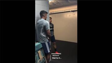 Sorprenden a Jona dos Santos en el vestidor de LA Galaxy