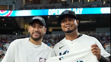 El futbolista brasileño continúa disfrutando de su tiempo libre en Miami y este jueves fue el invitado de honor durante el MLB Opening Day en casa de los Marlins.