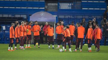 El Barça se encontró al salir a entrenar con que una cuadrilla de operarios seguían trabajando sobre un césped que es un patatal. La preocupación entre la expedición azulgrana es evidente. Los culés prefier