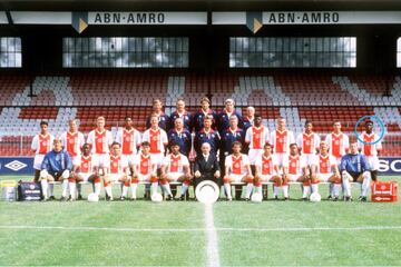 Seedorf posa con el equipo campeón de la Eredivisie de 1994. También ganó la Liga holandesa de 1995 y la Supercopa de los Países Bajos de ese mismo año.