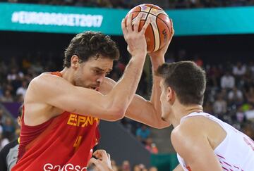 Pau Gasol frente al croata Saric. 