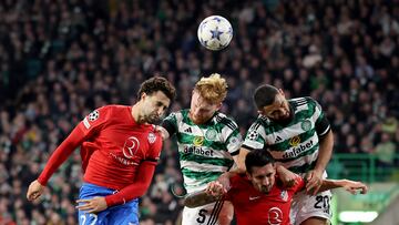 Glasgow (United Kingdom), 25/10/2023.- Liam Scales (2L) and Cameron Carter-Vickers (R) of Celtic in action against Mario Hermoso (L) and Stefan Savic of Atletico during the UEFA Champions League Group E match between Celtic Glasgow and Atletico Madrid in Glasgow, Britain, 25 October 2023. (Liga de Campeones, Reino Unido) EFE/EPA/ROBERT PERRY
