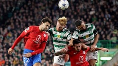 Glasgow (United Kingdom), 25/10/2023.- Liam Scales (2L) and Cameron Carter-Vickers (R) of Celtic in action against Mario Hermoso (L) and Stefan Savic of Atletico during the UEFA Champions League Group E match between Celtic Glasgow and Atletico Madrid in Glasgow, Britain, 25 October 2023. (Liga de Campeones, Reino Unido) EFE/EPA/ROBERT PERRY
