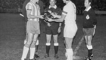 Los capitanes del Girona y el Madrid, Abete y Benito, se saludan antes del partido de 1977.