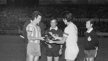 Los capitanes del Girona y el Madrid, Abete y Benito, se saludan antes del partido de 1977.