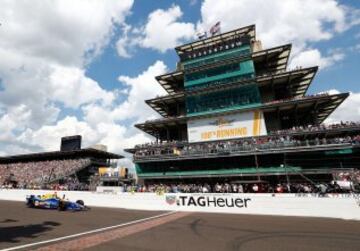 Alexander Rossi cruzando la meta.