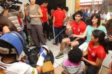 Los niños del Colegio "Con todo el Corazón" recibieron a la ministra y diversos deportistas.