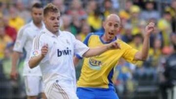 <b>BRILLÓ. </b>Mandi lucha con Óscar Pérez, del Cádiz, en el playoff.