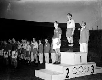 En lo que a fútbol se refiere, participaron 18 países, con ronda previa. Se continuó con la costumbre de que fuesen futbolistas amateur. Suecia se llevó la medalla de oro tras derrotar por 3-1 a Yugoslavia. Dinamarca se llevó el bronce. 