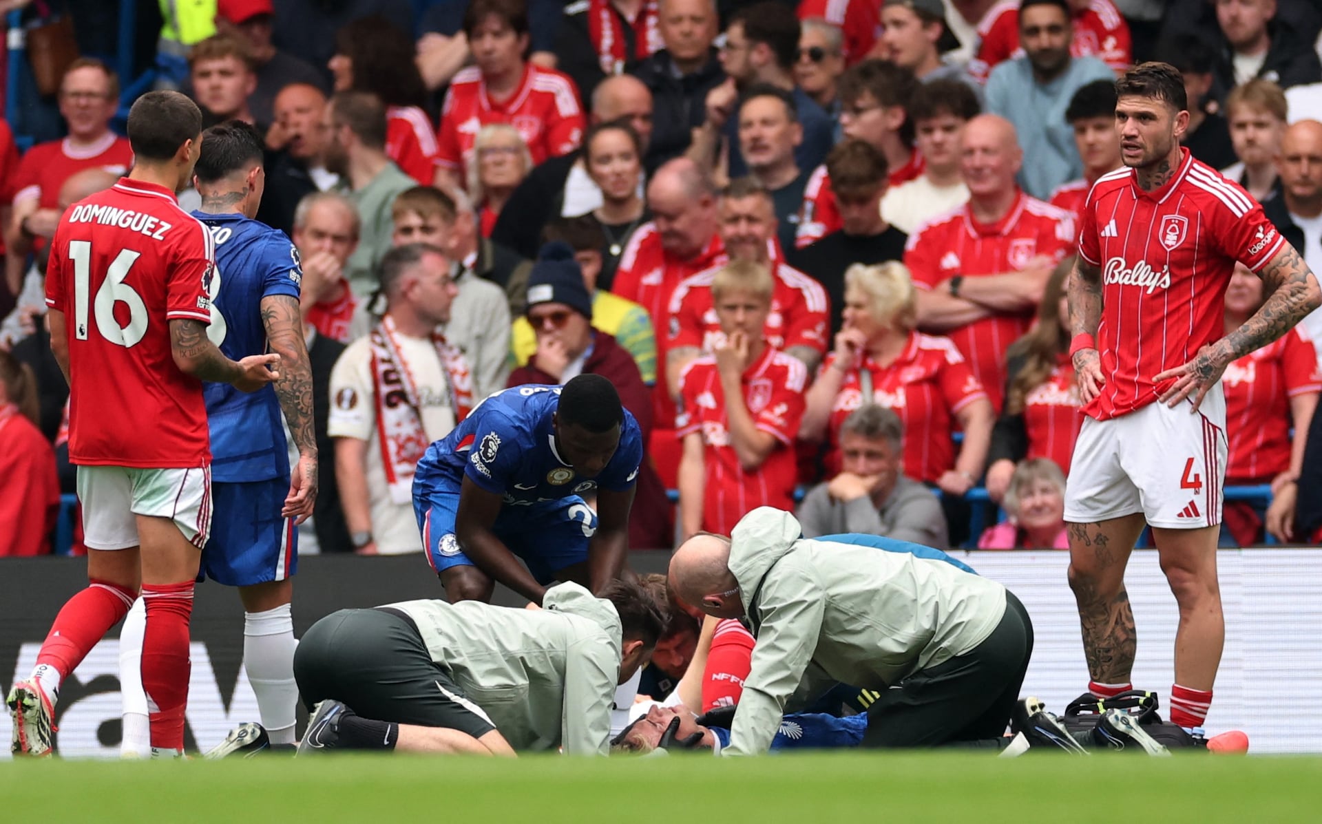 Chelsea sufre sexta derrota consecutiva y el debutante Derry abandona en camilla — image 6