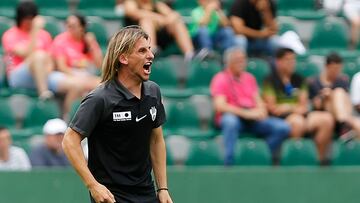 ELCHE (ALICANTE), 29/04/2023.- El entrenador argentino del Elche, Sebastián Beccacece da instrucciones a sus jugadores durante el partido de la jornada 32 de LaLiga Santander que disputan Elche y Rayo Vallecano este sábado en estadio Martínez Valero de Elche. EFE/Manuel Lorenzo