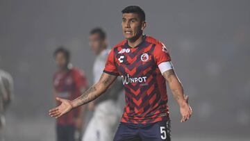 Carlos Salcido presume su título de entrenador