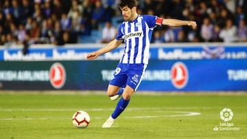 Manu García golpea el balón en su etapa en el Deportivo Alavés.