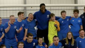 Yerry Mina celebrando el día de sindrome de down