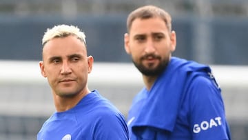 Paris Saint-Germain's Costa Rican goalkeeper Keylor Navas (L) and Paris Saint-Germain's Italian goalkeeper Gianluigi Donnarumma arrive for a training session on the eve of the UEFA Champions League football match between Paris Saint-Germain and Juventus Turin in Saint-Germain-en-Laye outside Paris, on September 5, 2022. (Photo by FRANCK FIFE / AFP) (Photo by FRANCK FIFE/AFP via Getty Images)