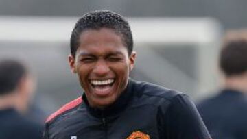 El ecuatoriano Antonio Valencia sonr&iacute;e durante un entrenamiento del Manchester United en Carrington.