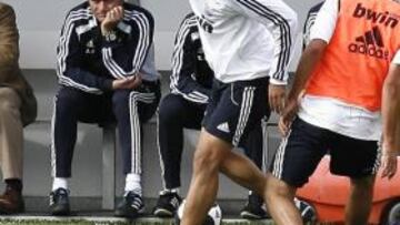 <b>ATENTO. </b>Mourinho observó a Pedro León durante el encuentro.