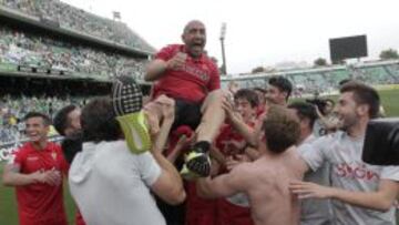 Abelardo es manteado por sus jugadores