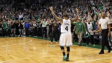 MCX01. BOSTON (EE.UU), 02/05/2017.- El jugador de los Boston Celtics, Isaiah Thomas (c) celebra con los aficionados durante un partido de semifinales de la Conferencia Este de la NBA hoy, martes 2 de mayo de 2017, en el TD Garden de Boston, Massachusetts (EE.UU.). EFE/CJ GUNTHER