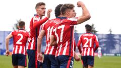 Los jugadores del Atleti B celebran el gol de Camello al Atl&eacute;tico Baleares.