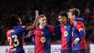 BARCELONA, 26/01/2025.- Los jugadores del Barcelona celebran uno de los goles durante el partido de la jornada 21 de LaLiga entre el FC Barcelona y el Valencia CF, este domingo en el Estadi Olímpic Lluís Companys. EFE/Alberto Estévez