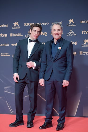 El actor y guionista Daniel Guzmán (d) y el actor Miguel Herrán (i) posan en la alfombra roja de la 40º edición de los Premios Goya.