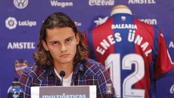 Enes Ünal, durante su presentación.