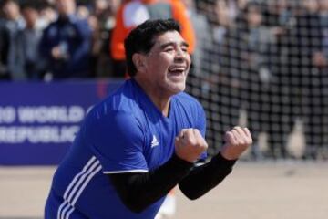 Maradona y Pablo Aimar jugaron un partido de futbol 5 con jóvenes coreanos para promocionar el sorteo del Mundial sub20. Maradona se convirtió en el protagonista y hasta en un momento del partido intento repetir la jugada de la mano de Dios, pero en esta ocasión no fue gol