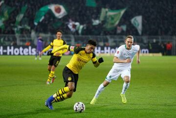 Borussia Dortmund's Jadon Sancho in action with Werder Bremen's Ludwig Augustinsson